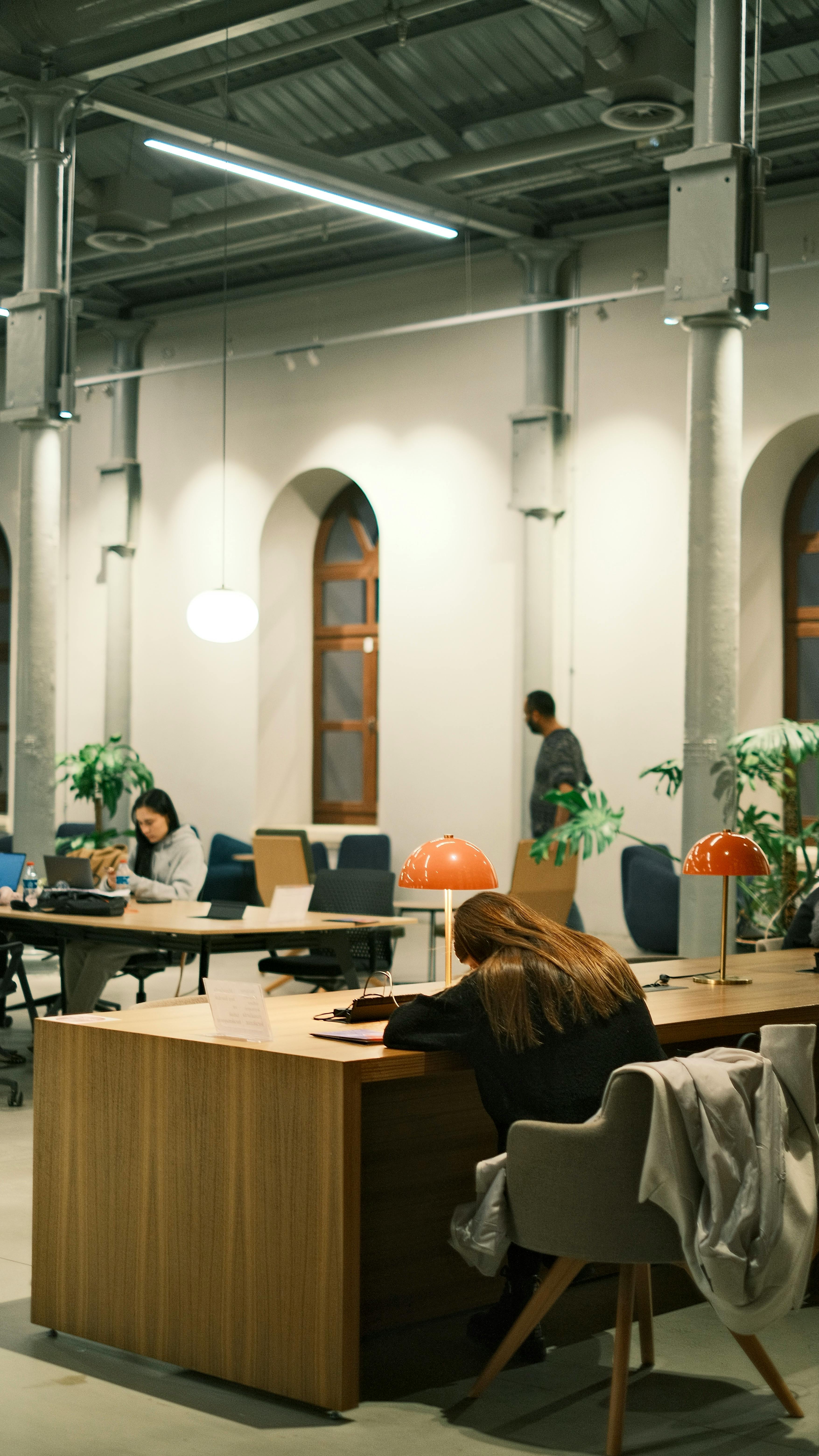Büroarbeitsplatz mit Office-Versorgung